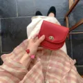 Κόκκινη μικρή στρογγυλή δερμάτινη τσάντα γυναικεία, κομψή τσάντα ώμου με περιστρεφόμενο κούμπωμα. - Κόκκινο