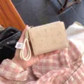 Χαριτωμένο κορεάτικο πορτοφόλι με ανάγλυφα σχέδια κινουμένων σχεδίων και πρακτικό λουράκι - Λευκό