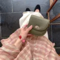 Borsa a tracolla mini in pelle testurizzata verde oliva con dettaglio chiusura a girello. - Verde
