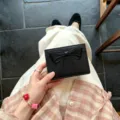 Vista dettagliata di un elegante porta carte nero con un grazioso fiocco da donna. - Nero