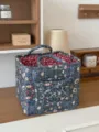 Gesteppter Aufbewahrungskorb mit Blumenmuster, vintage Stoff-Desktop-Organizer mit Griffen. - Marineblau