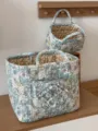 Gesteppter Stoff-Aufbewahrungskorb mit Blumenmuster und Tasche für die Organisation zu Hause. - Cyan