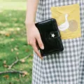 Carnet de notes à anneaux en cuir vernis noir avec fermeture à bouton pression étoile. - Noir