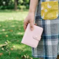 Gros plan détaillé du joli carnet à anneaux en cuir vernis rose avec un bouton étoile. - Rose Clair