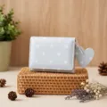 Portafoglio azzurro a pois con ciondolo a cuore, astuccio porta carte minimalista. - Blu Pallido