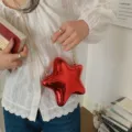 Mini borsa da sera in acrilico a stella rossa, borsa a tracolla con catena estiva. - Rosso