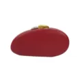 Λεπτομέρεια κόκκινης τσάντας clutch από PU δέρμα σε σχήμα βότσαλου με μεταλλικό κούμπωμα. - Κόκκινο