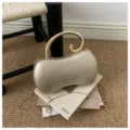 Elegante bolso de mano de noche dorado metálico en forma de cacahuete con asa curva y cadena. - Dorado