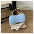Vista dettaglio della borsa da sera in PU azzurro con manico dorato e catena chic. - Blu