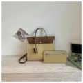 Vue détaillée du sac à main élégant en toile colorblock avec son portefeuille assorti. - Ensemble de sacs à bandoulière / Kaki