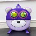 Detailansicht des lila Cartoon EVA Kinderrucksacks mit Bärenohren und Pilotenbrillen-Design. - Lila