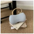 Elegante borsa a mano in pelle PU colorata con manico dorato e tracolla a catena. - Grigio