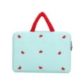 Detailansicht der koreanischen gesteppten Laptoptasche mit bestickten Pilzen und roten Griffen. - 14 Zoll / Blau Groß