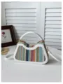 Vue détaillée d'un sac bandoulière en paille multicolore avec bordure en cuir blanc élégant. - Style 2 blanc multicolore