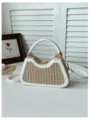 Vue détaillée du sac bandoulière en paille tissée avec bordure en cuir blanc et doré. - Style 2 Blanc Cassé
