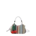 Vue détaillée du sac à main en paille d'été avec rayures colorées et charmant pendentif cerise. - Style 1 blanc cassé avec pendentif