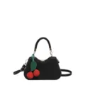 Détail de sac bandoulière en paille noire avec charmant pendentif cerise pour plage été. - Style 1 noir avec pendentif