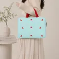 Koreanischer gesteppter 14-Zoll-Laptop-Tasche in Hellblau mit roten Griffen und Pilz-Muster. - 14 Zoll / Blau Mittel
