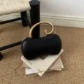 Bolso de mano negro de piel PU con forma de cacahuete, asa dorada y correa de cadena. - Negro
