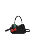 Détail de sac à main en paille noire, design incurvé unique avec charmant pendentif cerise. - Style 2 noir avec pendentif