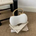 2026 Nuevo bolso de mano de PU de verano forma de maní elegante bolso cruzado de noche. - Blanco