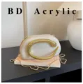 Chic sac a main ovale blanc avec une poignee serpent doree et une sangle bandouliere elegante. - Blanc Cassé