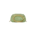 Sac bandoulière ovale vert avec fermoir serpent en métal doré et chaîne, vue de détail. - Vert clair