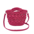 Gedetailleerd uitzicht op de roze handgemaakte gehaakte emmertas met handvat en riem. - rozenroze