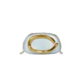 Nahaufnahme der trendigen hellblauen PU-Leder-Abendtasche mit großem goldenen C-Metallgriff. - Blau