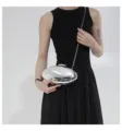 Bolso de noche clutch rígido ovalado plateado metálico de acrílico con cadena para mujer moda. - Plateado