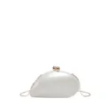 Detailansicht der einzigartigen mangoförmigen harten Abendtasche mit elegantem Perlglanz. - Kettenriemen-Stil / Weiß