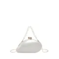 Detailaufnahme einer eleganten, weißen Abendtasche in Mangoform mit stilvollem Perlenhenkel. - Perlengriff-Stil / Weiß