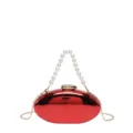 Borsa da sera ovale in acrilico rosso lucido con manico di perle e catena dorata. - Rosso con manico