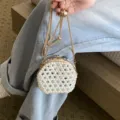 Mini bolso de noche tipo bandolera con cuentas de perlas y cadena dorada variante. - Blanco lechoso