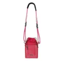 Vista detallada del bolso de hombro de malla rosa con diseño de correa trenzada única. - Rosa rojo