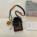 Modische schwarze Netz-Kordelzug-Umhängetasche mit stylischem Lanyard und Anhänger. - Schwarz Mit Anhänger