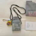Sommer neue Mode Mesh Kordelzug Umhängetasche, leichte Freizeit Outdoor Wasserflasche Tasche. - Grau Mit Anhänger