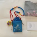 Bolso bandolera de malla azul con cordón, correa tejida colorida y bonito colgante. - Azul con colgante