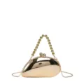 Nahaufnahmendetail der goldenen metallischen mangoförmigen Clutch mit Perlenhenkelkette. - Perlengriff-Stil / Hellgold