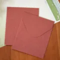 Mini buste monocolore retrò ideali per vari biglietti di auguri e piccoli regali. - 12.8x10.5cm / Borgogna