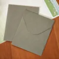 Mini busta di carta grigia in stile retro colore unito per biglietti regalo e feste speciali - 12.8x10.5cm / Grigio