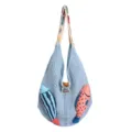 Bolso de hombro de punto azul con correa bordada colorida y lindos dijes de peces 3D. - Azul