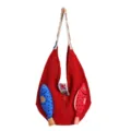 Bolso de hombro de punto tejido rojo con correa boho colorida y lindos peces de peluche. - Rojo