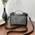 Bolso cruzado negro con pedrería, asa de metal y correa, elegante bolso para mujer. - Negro