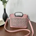 Bolso de hombro para mujer en color rosa con brillantes de estrás y asa metálica elegante. - Rosa