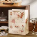 Retro Rosen Schmetterling Geschenktüte, elegante weiße Pappverpackung für Geschenke. - L / Beige