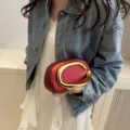 Rote Acryl Clutch Handtasche mit goldenem C-Griff, elegante Abendtasche für Damen und Party. - Rot