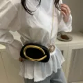 Schicke schwarze Umhängetasche mit auffälliger goldener Hardware und elegantem Design. - Schwarz