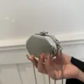 Zilveren acryl box clutch tas, metallische mini avondtas met stijlvolle ketting voor dames. - Polygoon Stijl / Effen Zilver