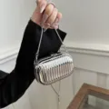 Zilveren metallische mini box tas met verticale ribbels en stijlvolle ketting. - Verticaal Gestreept Stijl / Rechthoek / Rechthoek Zilver